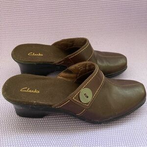 Clarks Brown Leather Split Toe Mules Button Accent Heels Shoes Womens 9M